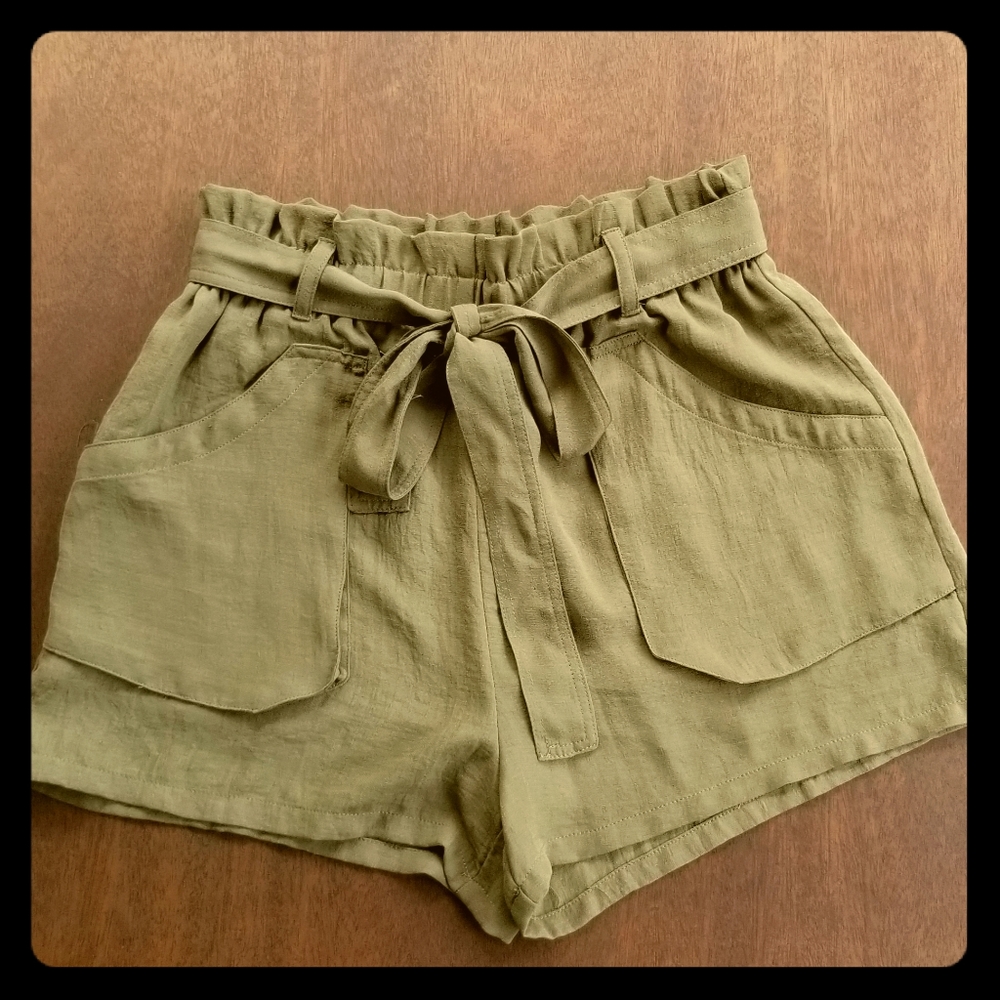 $5/25 Army green paperbag shorts S